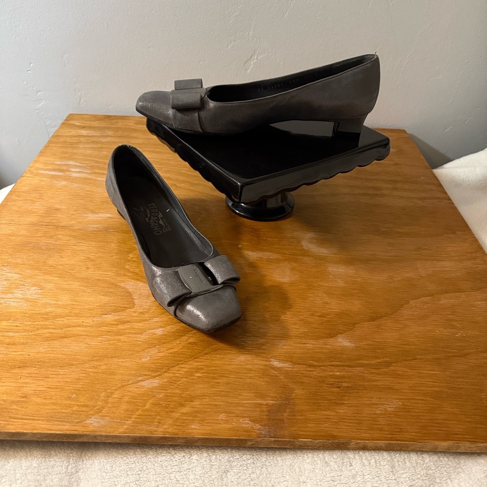 Authentic Salvatore Ferragamo - Shimmering Gray Loafers with Bow Vara Bow Pump